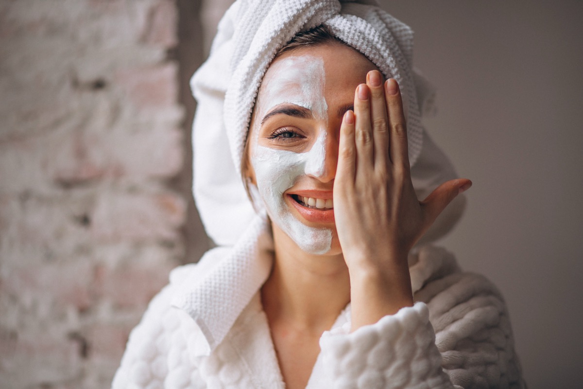 Frau mit pflegender Gesichtsmaske