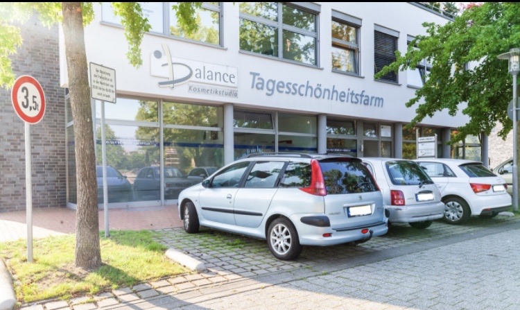 Außenansicht des Balance Kosmetikstudios mit Parkplätzen