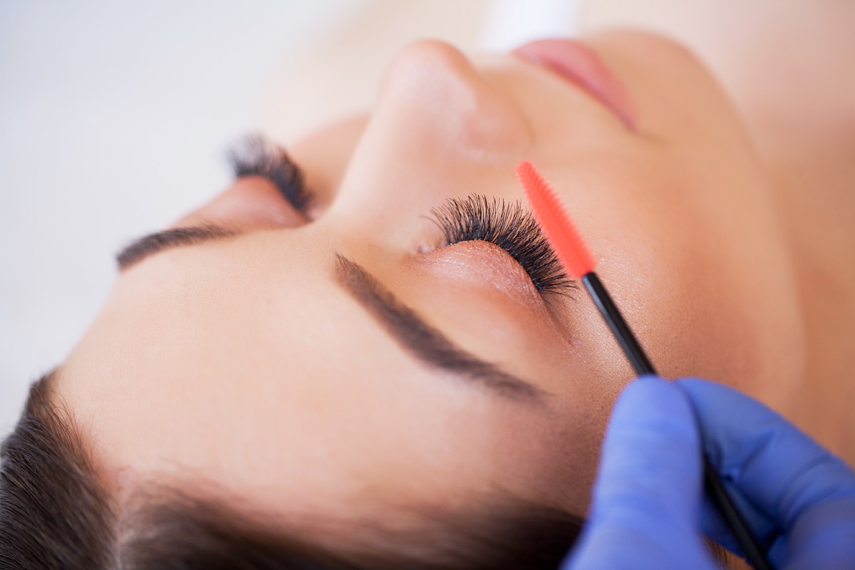 Wimpernbehandlung in Nahaufnahme